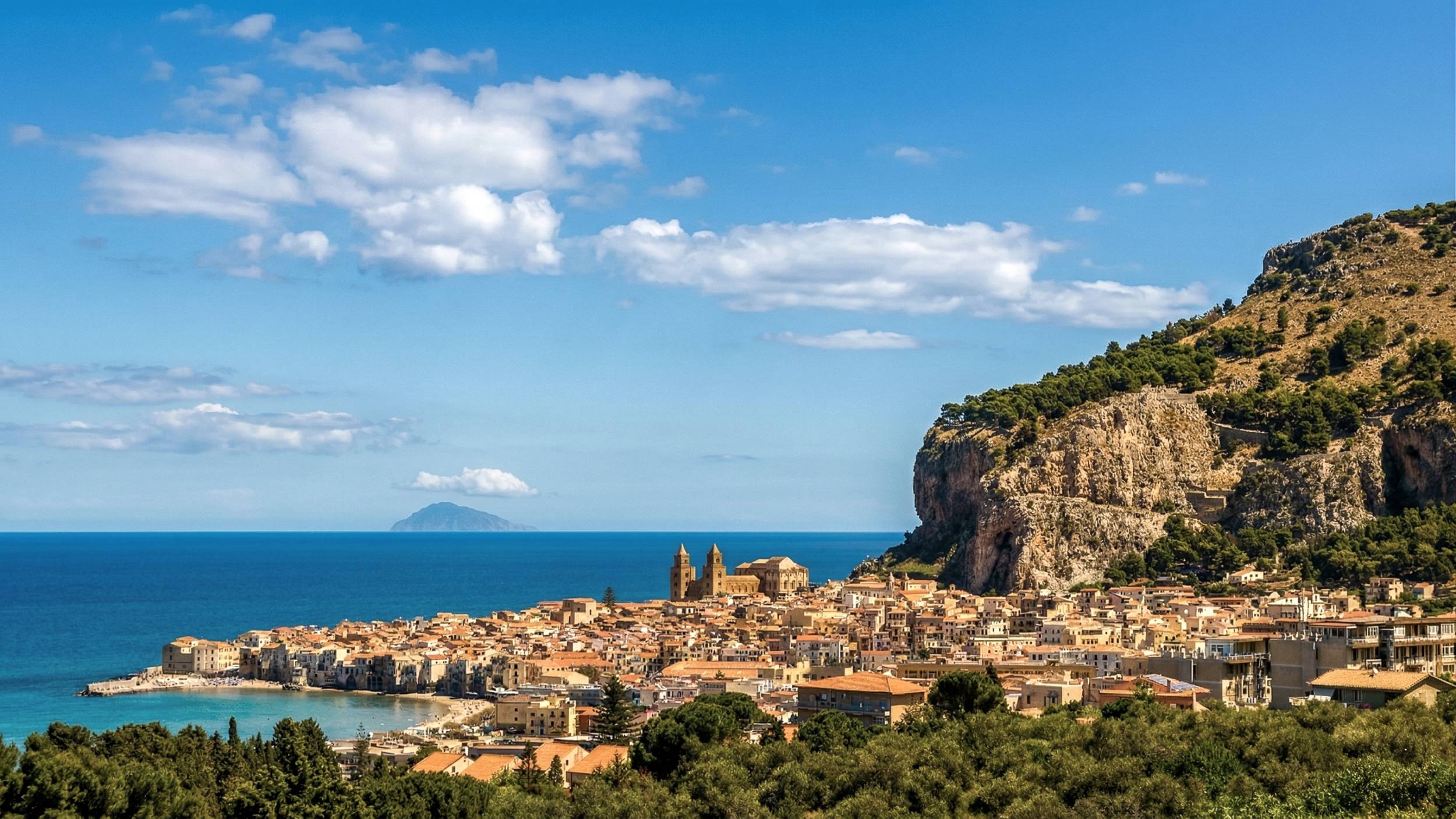 Cefalù kustlijn met La Rocca – Sicilië