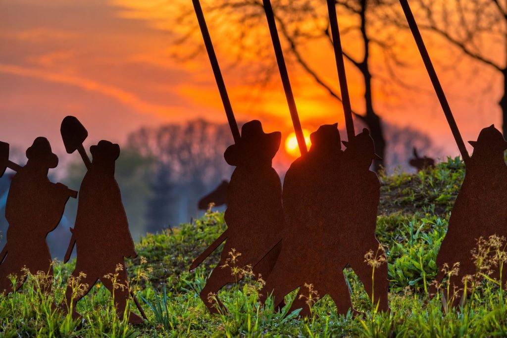 Roestige Metalen Silhouetten Bij Zonsondergang