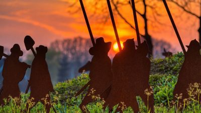 Roestige Metalen Silhouetten Bij Zonsondergang